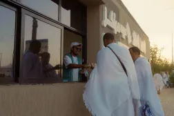 أحد مراكز «سقيا» تسلم حاجاً وجبة في مشعر مزدلفة (الشرق الأوسط)