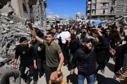 فلسطينيون في مدينة غزة يشيّعون عزام الحية نجل كبير مفاوضي «حماس» يوم الخميس بعد مقتله في هجوم إسرائيلي الأربعاء (رويترز)
