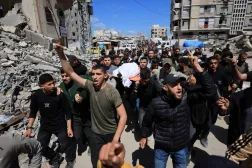 Gazze şehrindeki Filistinliler, çarşamba günü gerçekleşen İsrail saldırısında hayatını kaybeden Hamas’ın baş müzakerecisinin oğlu Azzam el-Hayye’nin cenaze törenine katıldı, 7 Mayıs 2026. (Reuters)