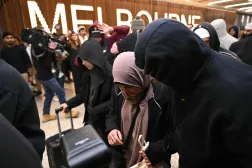 DEAŞ’ın çöküşünden bu yana Suriye'nin kuzeydoğusundaki Roj Mülteci Kampı’nda 10 yıl boyunca mahsur kaldıktan sonra Avustralya'ya dönen bir kadın, Melbourne Havalimanı'ndan çıkarken (AFP)