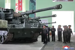 Kim Jong Un, 60 kilometreden fazla menzile sahip, yeni 155 mm kendinden tahrikli obüs topçu silahlarını inceledi (AP)