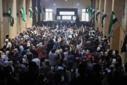 Suriyeliler, 26 Nisan 2026’da Şam’da Atıf Necib’in ilk duruşması sırasında “Adalet Sarayı” salonunda görülüyor. (AP)