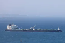 Birleşik Arap Emirlikleri ham petrolü yüklü bir tanker, Hürmüz Boğazı'nı geçtikten sonra Güney Kore'nin Sosan kentindeki Daesan limanı sularını geçiyor (Reuters)