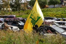 17 April 2026, Lebanon, Jiyyeh: A displaced Lebanese woman flashes the victory sign and displays Hezbollah and Iranian flags as they drive along the highway linking Beirut to southern Lebanon in the Jiyyeh area. (dpa)