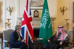 وزير الخارجية السعودي الأمير فيصل بن فرحان خلال لقائه مع نظيرته البريطانية إيفيت كوبر في لندن الثلاثاء (واس)