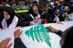 نساء ينتحبن على نعش عنصر في الدفاع المدني قتل بغارة إسرائيلية في جنوب لبنان خلال تشييعه الأربعاء (أ.ب)