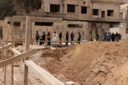 Şam yakınlarındaki Duma'da, 2018'de Esed rejimi tarafından bombalanan bir okulun temellerinde yapılan kazı çalışmaları sırasında insan kalıntıları bulundu (SANA)
