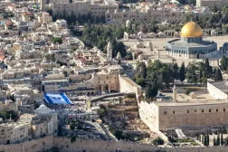 أدانت السعودية وجود علم الاحتلال في ساحات المسجد الأقصى بمدينة القدس (رويترز)