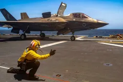 ABD Deniz Piyadeleri'ne ait F-35B savaş uçakları, Umman (Arap) Denizi'nden geçen USS Tripoli gemisinden havalanırken (CENTCOM)
