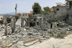 İsrail’in dün Lübnan'ın güneyindeki Deyru'l-Kanun en-Nehir köyüne düzenlediği saldırının geride bıraktığı yıkıntılar arasında çalışan kurtarma ekipleri (AFP)