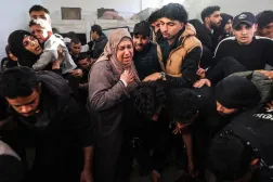 (foto altı) Deyr el-Balah’taki el-Aksa Şehitleri Hastanesi’nde bir yakınlarının vefatının yasını tutan Filistinliler (AFP)