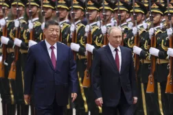 Çin lideri Şi Cinping ve Rusya Devlet Başkanı Vladimir Putin, Pekin'deki Halk Büyük Salonu önündeki onur kıtasını selamlıyor (EPA)