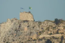 العلم الإسرائيلي فوق قلعة الشقيف بجنوب لبنان بعد إعلان وزير الدفاع يسرائيل كاتس السيطرة عليها (رويترز)