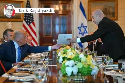 İsrail Başbakanı Binyamin Netanyahu, Beyaz Saray'daki görüşmeleri sırasında ABD Başkanı Donald Trump'a mektup sunarken, 7 Temmuz 2025 (AFP)