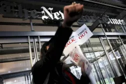 The New York Times binası önünden bir görünüm (AP)