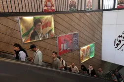 3 Haziran 2026’da Tahran’daki bir metro istasyonundan çıkan insanlar… Arka planda Ayetullah Ali Hamaney’in resmi görülüyor. (AFP)