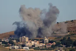 Lübnan'ın güneyindeki Mercayun bölgesinden İsrail'in Kfar Tebnit köyünü hedef alan hava saldırısının ardından yükselen duman (AFP)