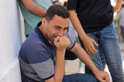 فلسطيني يبكي خلال تشييع ضحايا غارات إسرائيلية من مستشفى الشفاء في مدينة غزة الخميس (أ.ف.ب)

