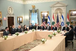 الوفدان اللبناني والإسرائيلي وممثلون عن الخارجية الأميركية يشاركون في جلسة المفاوضات الأخيرة في واشنطن (أ.ف.ب)