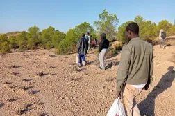 Çölü geçmeye çalışan Afrikalı göçmenler (Arşiv)