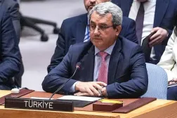 مندوب تركيا الدائم لدى الأمم المتحدة أحمد يلديز خلال جلسة مجلس الأمن لمناقشة مالف الأسلحة الكيميائية في سوريا (إعلام تركي)