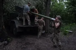 Ukraynalı askerler Donetsk bölgesinde Rus güçlerine doğru füze fırlatmaya hazırlanıyor (AP)