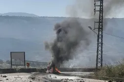 النيران تشتعل في سيارة عسكرية لبنانية تعرضت لاستهداف إسرائيلي في بلدة كفرتبنيت جنوب لبنان (الجيش اللبناني)