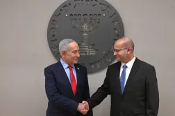 İsrail dış istihbarat servisi Mossad’ın yeni direktörü Roman Goffman, görevi devralma töreninde Başbakan Binyamin Netanyahu’dan sembolik bir rozet aldı. (X)