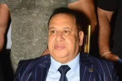صبري نخنوخ وخلفه حراس شخصيون (صفحته على فيسبوك)