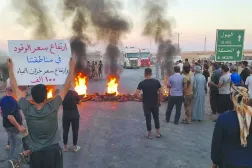 
تجمع احتجاجي للأهالي على طريق الهول ــ الحسكة أمس (مرصد الحسكة) 
