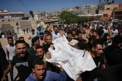 فلسطينيون يشيعون جثمان أحد ضحايا غارة جوية إسرائيلية في خان يونس جنوب غزة الأحد (أ.ب)