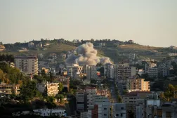 İsrail'in Lübnan'ın güneyindeki Nabatiye kentine düzenlediği hava saldırısından yükselen dumanlar (Reuters)