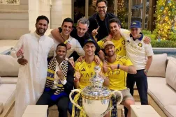 محمد الخريجي ورونالدو يحتفلان مع مسؤولي النصر بلقب الدوري السعودي (حساب الخريجي على إكس)