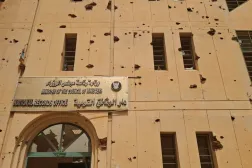 آثار الحرب على مقر «دار الوثائق القومية» (الشرق الأوسط)