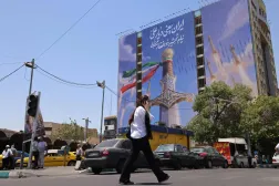 امرأة تسير في أحد شوارع طهران (أ.ف.ب)