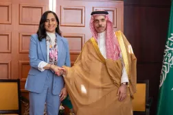 الأمير فيصل بن فرحان خلال لقائه الوزيرة أنيتا أناند في المنامة الأربعاء (واس)