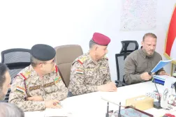 عضو في «كتائب الإمام علي» يسلم قائمة بأسماء مسلحيه لرئيس لجنة حصر السلاح في العراق الفريق قيس المحمداوي يوم 10 يونيو 2026 (إعلام حكومي)