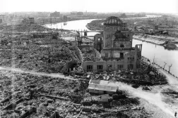 جانب من مدينة هيروشيما اليابانية بعد إسقاط قنبلة ذرية أميركية عليها في 6 أغسطس 1945 (رويترز)