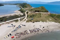 6 Haziran 2026'da Arnavutluk'un Vlora kenti yakınlarındaki Zvërnec bölgesinde, ABD Başkanı Donald Trump'ın damadı Jared Kushner ile bağlantılı bir şirket tarafından Adriyatik kıyısındaki çevresel açıdan hassas bir alanda planlanan lüks tatil köyü projesine karşı düzenlenen protestoda toplanan göstericiler. (Reuters)