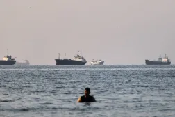 مضيق هرمز كما يبدو من شاطئ مدينة بندر عباس الإيرانية (أ.ب)