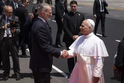 Kral Felipe VI, Tenerife havaalanında Papa'ya veda etti (EPA)