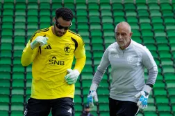 يظهر عبد الرحمن الصانبي حارس مرمى المنتخب السعودي رفقة مدرب الحراس (المنتخب السعودي) 