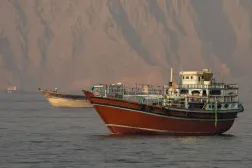 Umman’ın Musandam vilayetinden görülen Hürmüz Boğazı’ndaki gemiler (Reuters)
