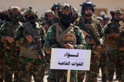 Mukteda es-Sadr'a bağlı Seraya es-Selam mensupları, Samarra'da düzenlenen bir askerî geçit töreni sırasında. (AFP)