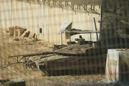 İsrail askerleri, bir tank eşliğinde Güney Lübnan'dan geçiyor. (AP)