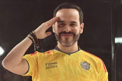 أبيلاردو دي لا إسبرييا يحيي أنصاره من خلف زجاج مضاد للرصاص عقب إعلان النتائج الأولية للانتخابات (أ.ف.ب)