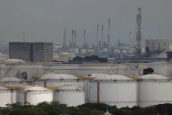 FILE PHOTO: Storage tanks and oil refineries in Jurong Island, Singapore, March 24, 2026. REUTERS/Edgar Su/File Photo