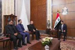 Irak’ın yeni Başbakanı Ali ez-Zeydi, Bağdat’ta İran’ın Irak Büyükelçisi Muhammed Kazım Al Sadık ile yaptığı görüşme sırasında (Hükümet medyası)