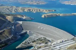 Fırat Nehri üzerine inşa edilen Atatürk Barajı, 1990'larda Türkiye ile Suriye arasında bir krize neden oldu (Türkiye Devlet Su İşleri Genel Müdürlüğü internet sitesi)