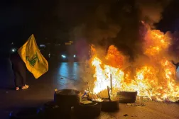 Hizbullah destekçileri, Beyrut'un güney banliyölerinde havaalanına giden eski yolu trafiğe kapattı (AFP)